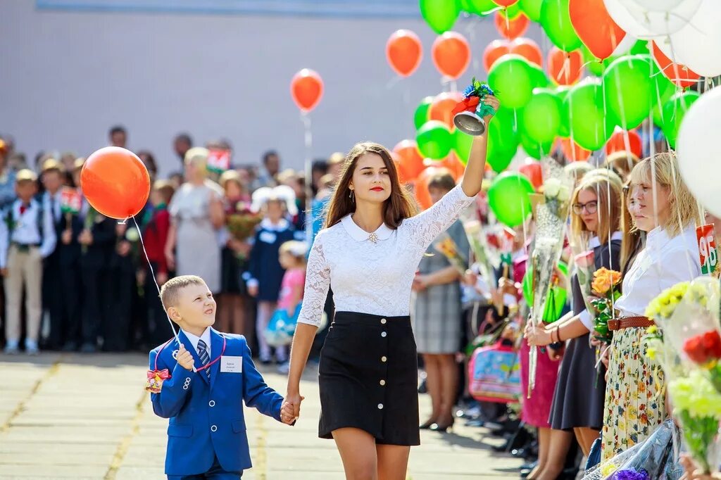 Линейка 1 апреля в школе. Линейка в школе. Торжественная линейка в школе. Торжественная линейка 1 сентября. 1 Сентября линейка в школе.