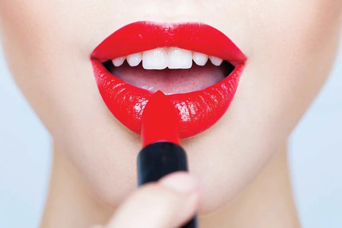 Красная губная помада. Красивые обои с губами. Роза и губы. Мужские губы накрашенные красной помадой. Приоткрытый красная помада.