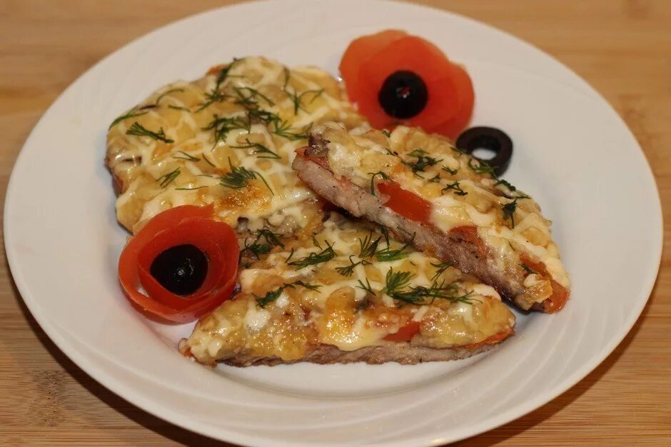 Мясо по купечески. Свинина по купечески с грибами. Свинина по купечески рецепт в духовке. Свинина отбивная по-купечески. Свинина по купечески рецепт в духовке.