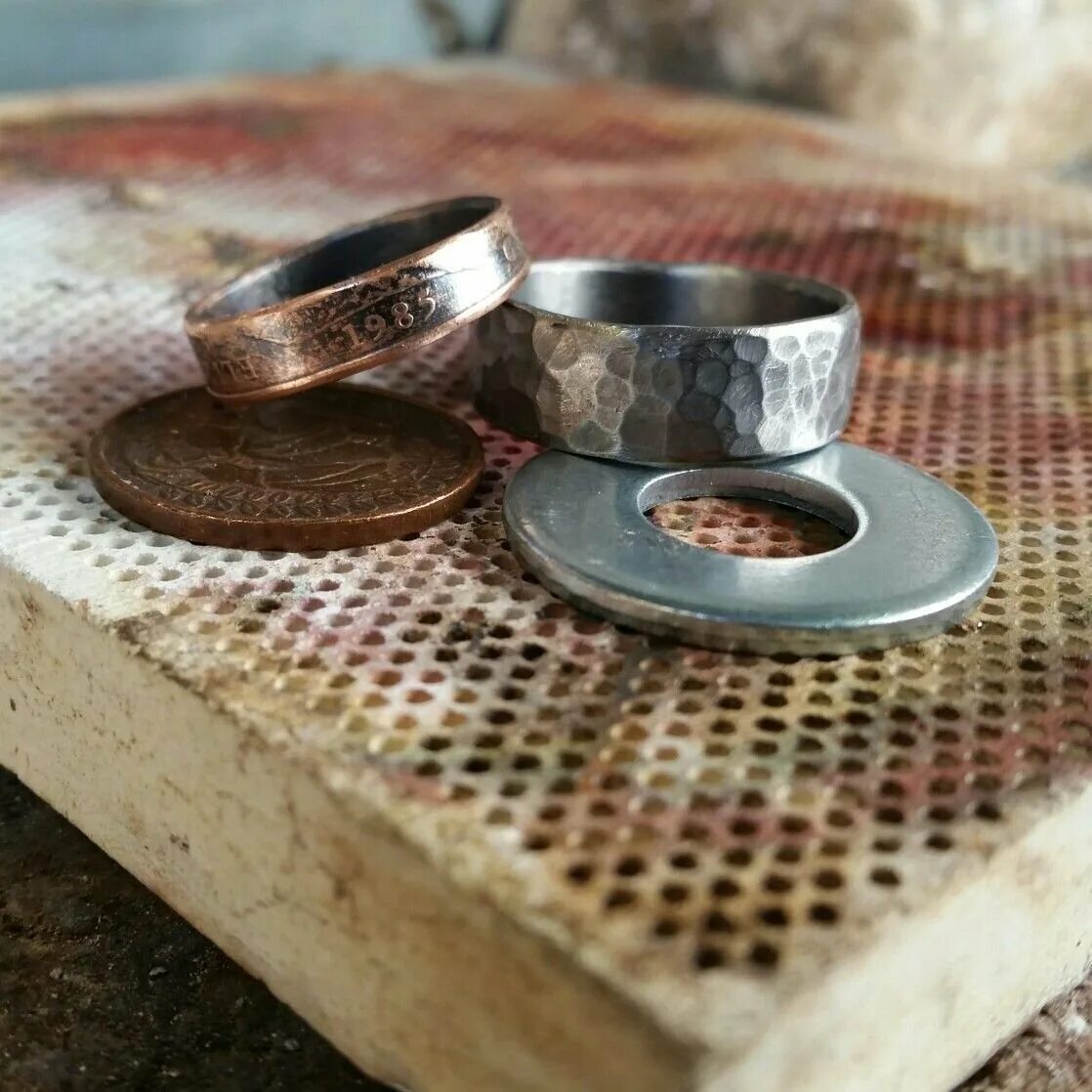 Из какого металла сделаны кольца. Кольцо из гайки. Самодельные кольца. Кольцо из железа. Самодельные обручальные кольца.