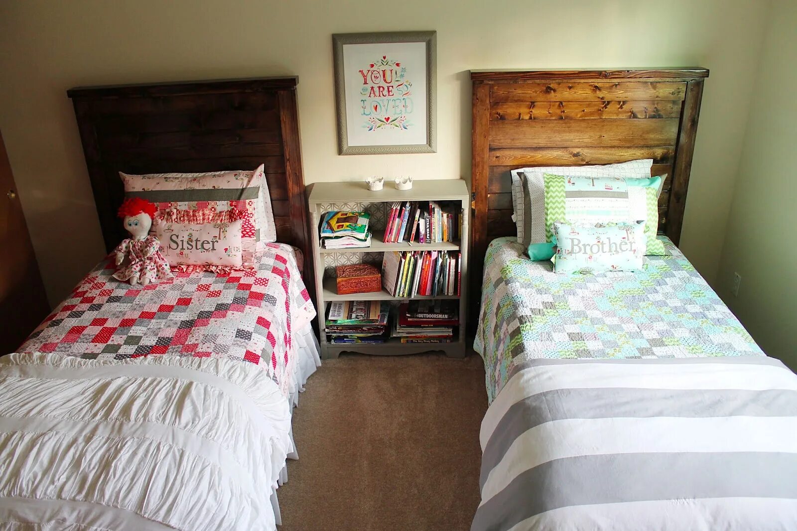 Две красивые девушки в комнате. Sisters bedroom. Две сестрички в постели. Sister and me bedroom. Сестра in bedroom.