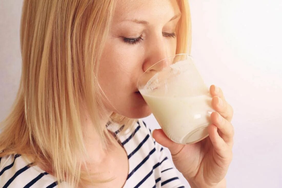 Пьет молоко на английском. Пить кефир. Пьет молоко. Женщина пьет молоко. Девушка пьет кефир.