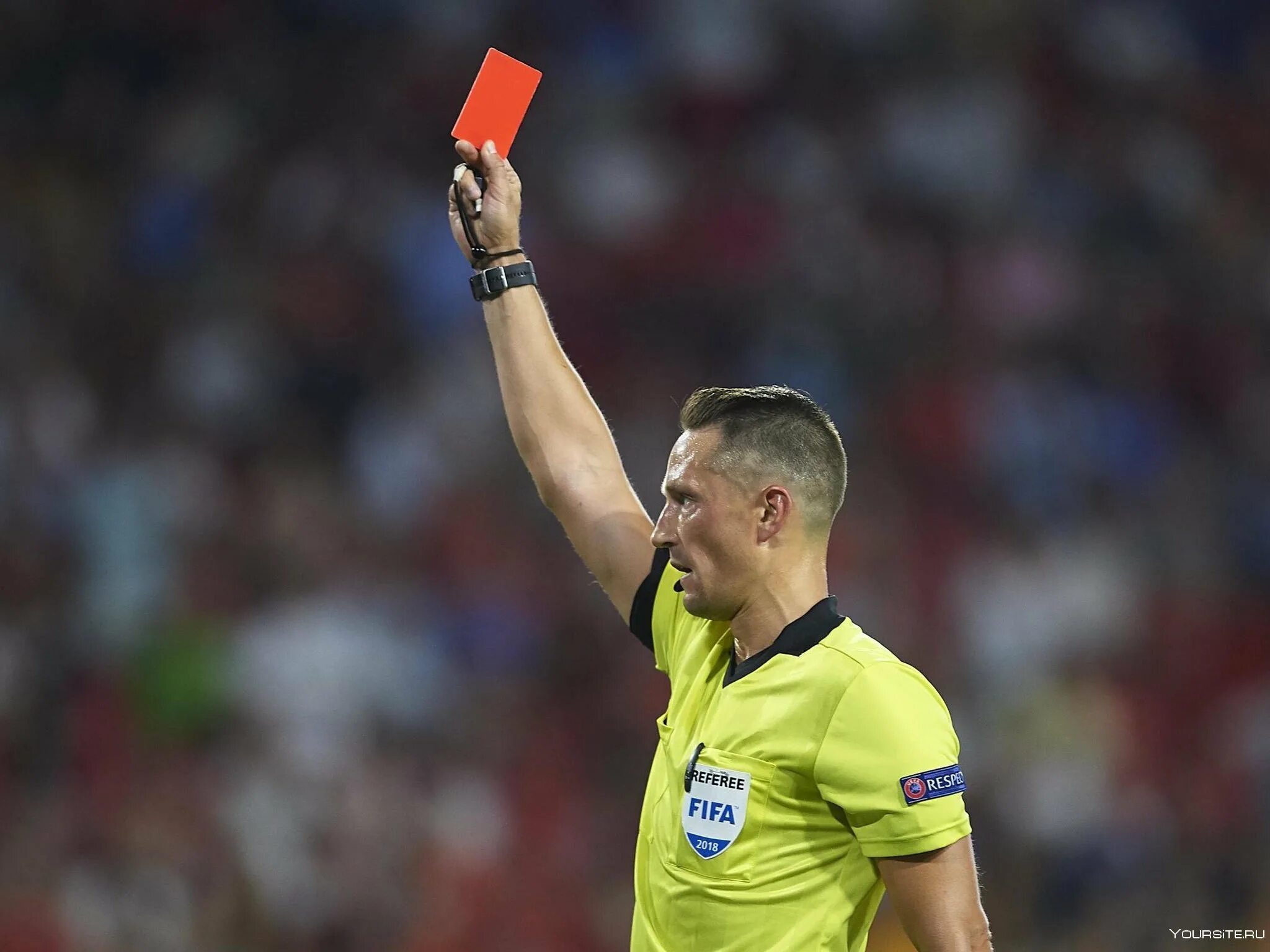 Судья: Андрис Трейманис (Латвия).. Красная карточка в футб. Судья показывает красную карточку. Карточка и красная карточка для футбола.
