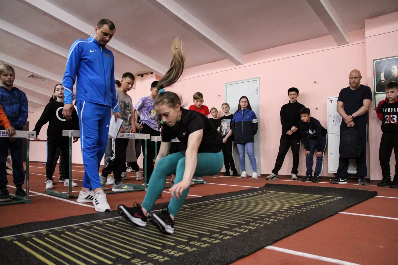 Спортсмен одержавший победу. ГТО Южно-Сахалинск. Соревнования по ГТО Южно-Сахалинск. Спортсмены и политика. Районные фестивали спорта.