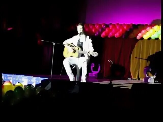 Громкий звук. Подросток в наушниках. Вельвет солистка. Молодость голоса. Ella певица возраст.