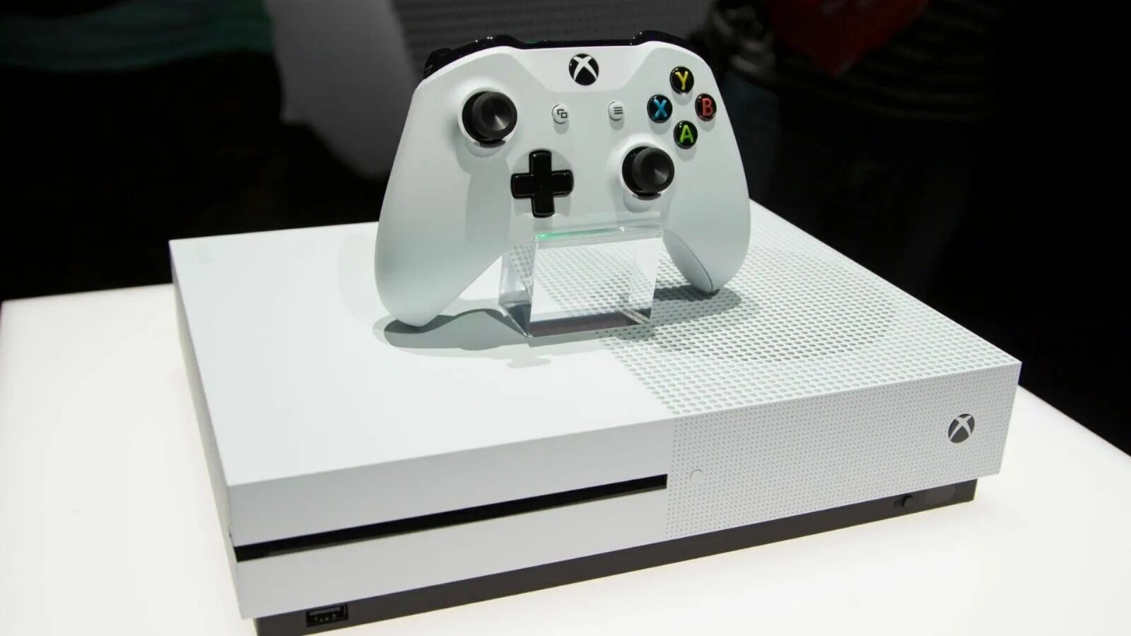 Xbox one s 2. Xbox one 500gb vs Xbox one s. Xbox one s без дисковода. Xbox one s с дисководом. Xbox one White.