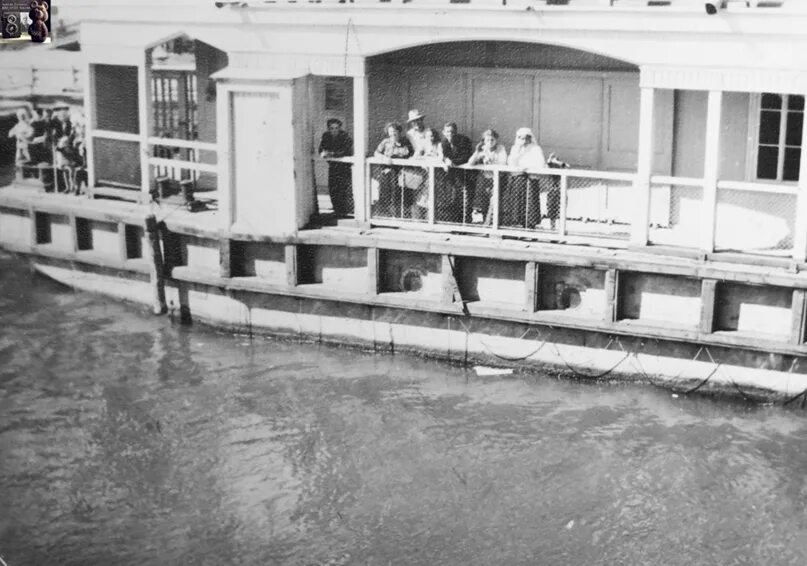 Плавучая Пристань дебаркадер. Дебаркадер Новосибирск 1960. Плавучая Пристань закрепленная у берега. Дебаркадер Астрахань 1956.