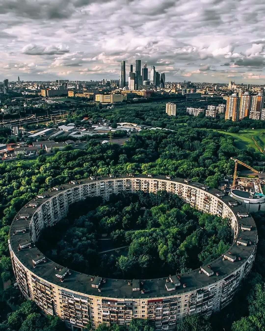 Живые дома москва. Улица Довженко Москва круглый дом. Круглый дом Довженко 6. Нежинская 13 Москва. Круглые дом в Москве на ул. Довженко.