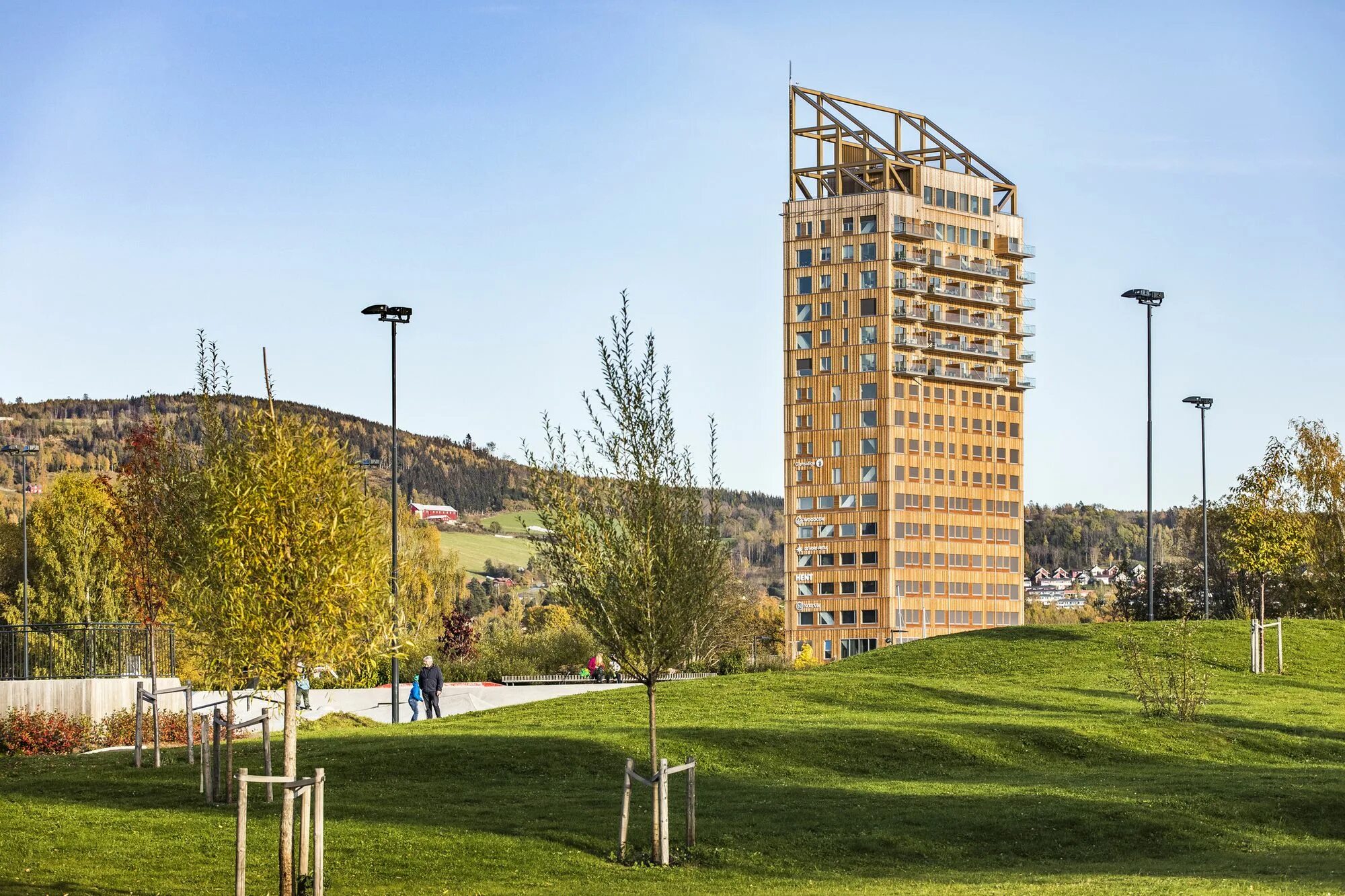 Самое большое деревянное здание. Деревянный небоскреб в Норвегии Mjostarnet. Башня Mjøstårnet. 18-Этажная деревянная башня «мьёсторнет» (Mjøstårnet) в Норвегии. 18 Этажный деревянный дом в Норвегии.