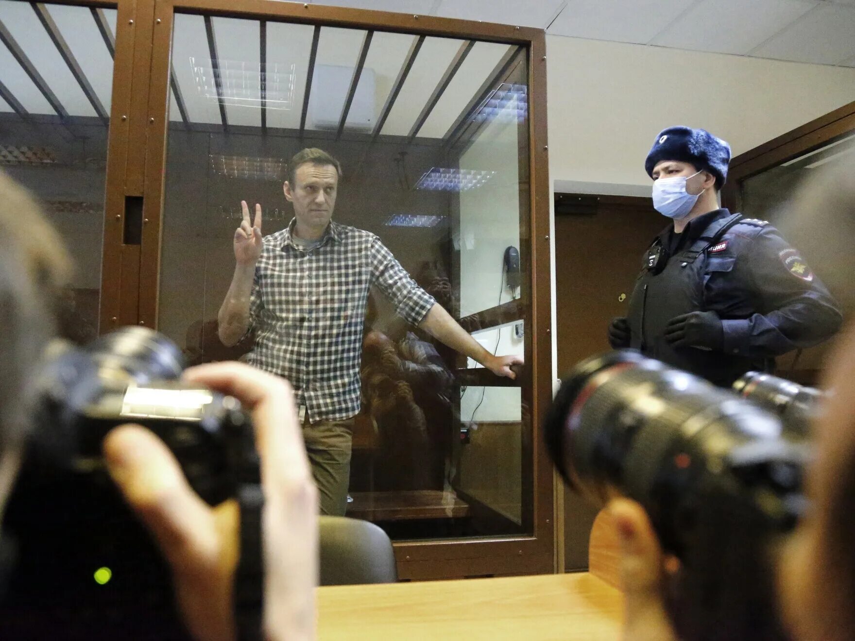 В суде 2 ликвидация. Навальный за решеткой 2021. Навальный за решеткой.