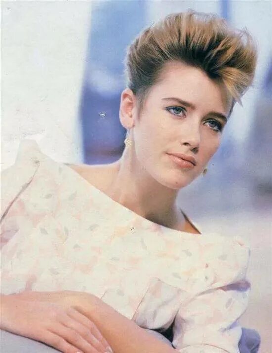 укладки 90х. короткие прически 90х. стрижки 70 годов женские. каскад 80-х. причёски 80-х годов.