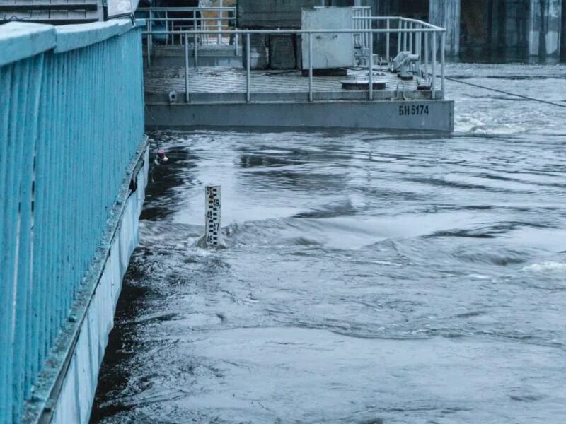 Уровень воды в десне брянск 2024 сегодня. Разлив десны в Брянске 2022. Затопило набережную Брянск. Потоп в Брянске. Уровень воды в Десне.