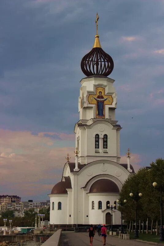 Новороссийск церковь на набережной петра и февронии. Храм петра и февронии новороссийск. Новороссийск храм петра и февронии муромских. Новороссийск храм петра. Храм петра и февронии новороссийск.
