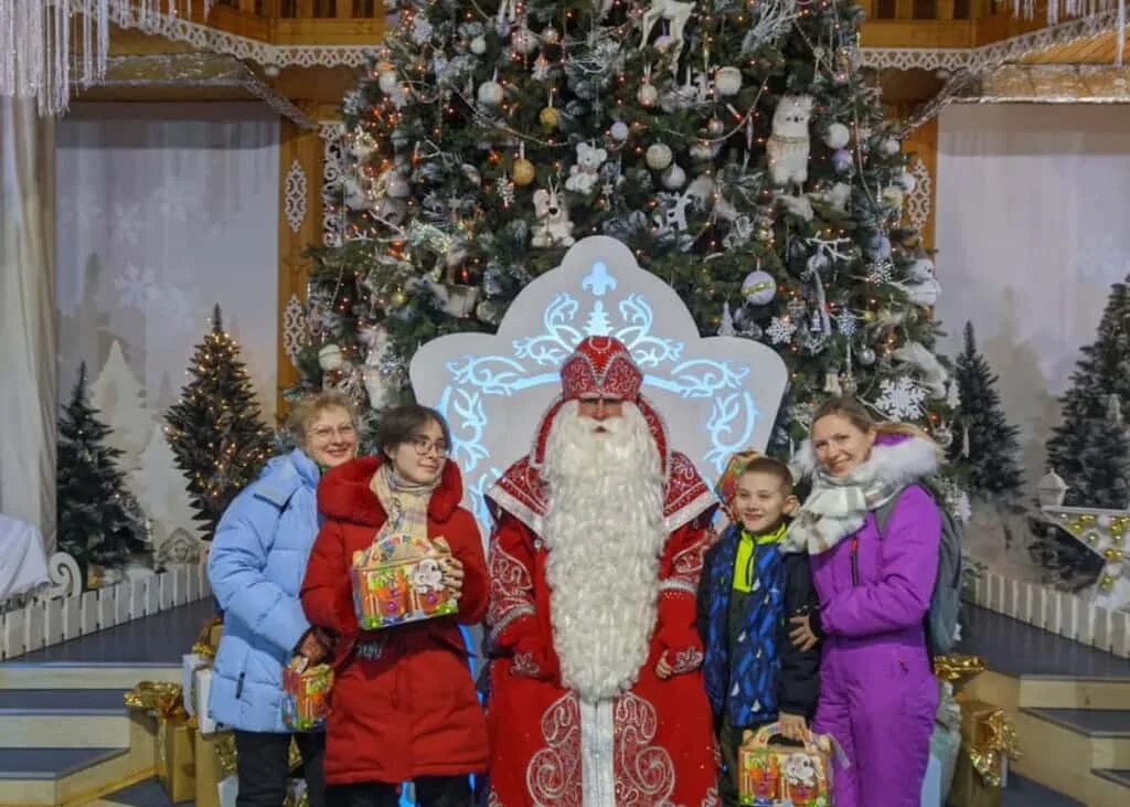 Новый год случится. Путёвка в великий устюг к деду. Резиденция деда мороза йошкар-ола. Вотчина деда мороза великий устюг. Новогодний тур в великий устюг 2025.