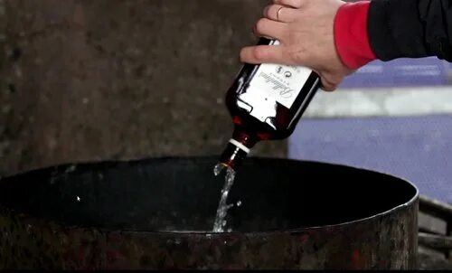 вылить вино