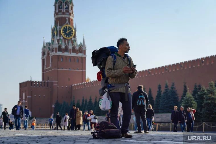 Москва красная площадь туристы. Люди на красной площади. Парень на красной площади. Туристы в Кремле. Почему нельзя на красной площади