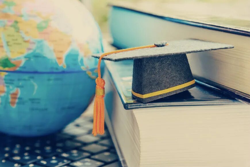 Studying in a foreign country. Фон учеба за границей. фон для рекламы учеба студенты. education abroad. studying abroad.