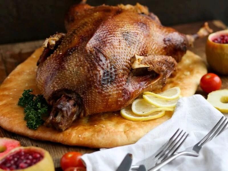 гусь запеченный в духовке с яблоками. гусь в яблоках ресторан нижний. рождественский гусь с яблоками. гусь в духовке целиком с яблоками в пакете. гусь запеченный в духовке с яблоками.