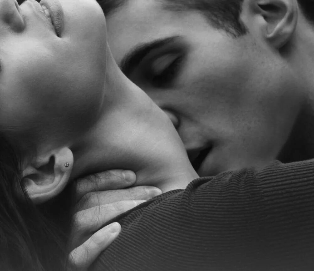 Женщины нежно целуют женщин. Страстный поцелуй. Поцелуй в шею. Целует в шею. Нежный поцелуй.