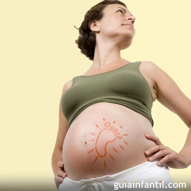 Живот беременной. Беременный живот. Ребенок толкается в животе. К чему снится ребенок толкается в животе. Шевеление в животе при беременности.