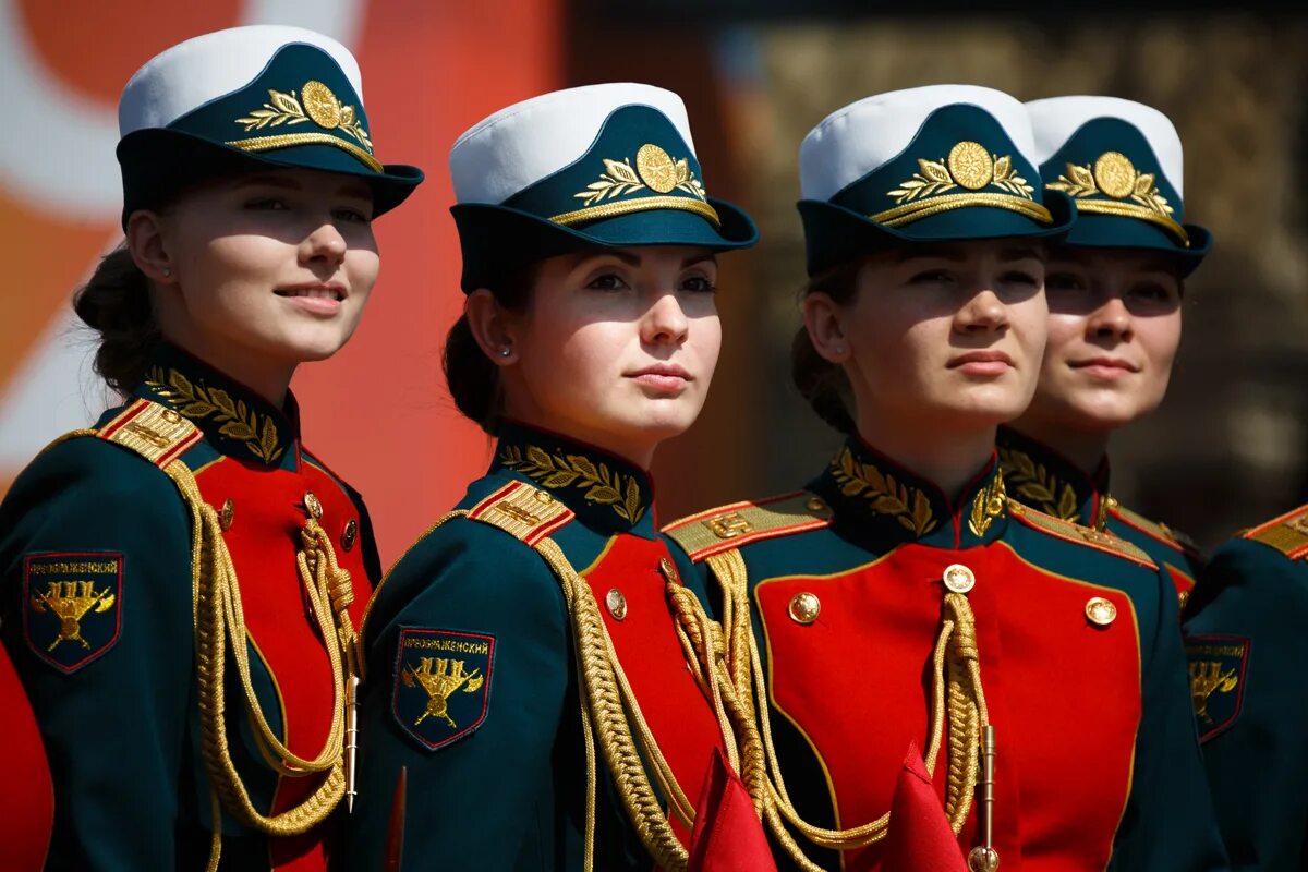 Девушки на параде. Девочка на параде Победы. Женщины военные на параде Победы. Военная форма для парада. День военной формы