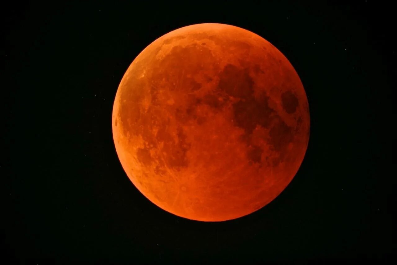 Большая оранжевая луна. Оранжевая Планета. Оранжевый месяц. Оранжевая Луна фон. Оранжевая Планета похожая на землю.