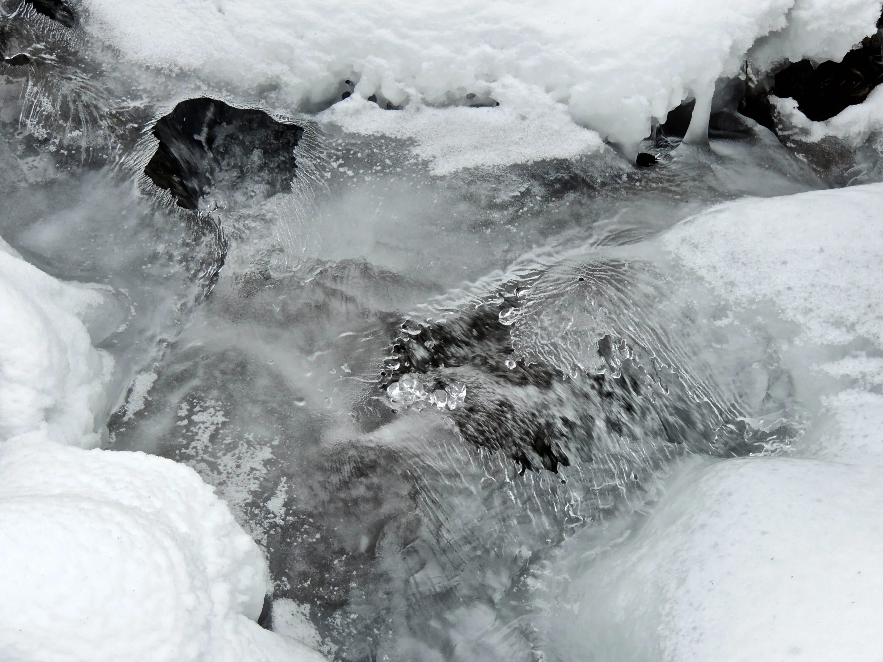 Звоны мерзлые. Глубокий мерзлый снег. Лавина фото. Баскунчак зимой лед. Водноснеговой лед.