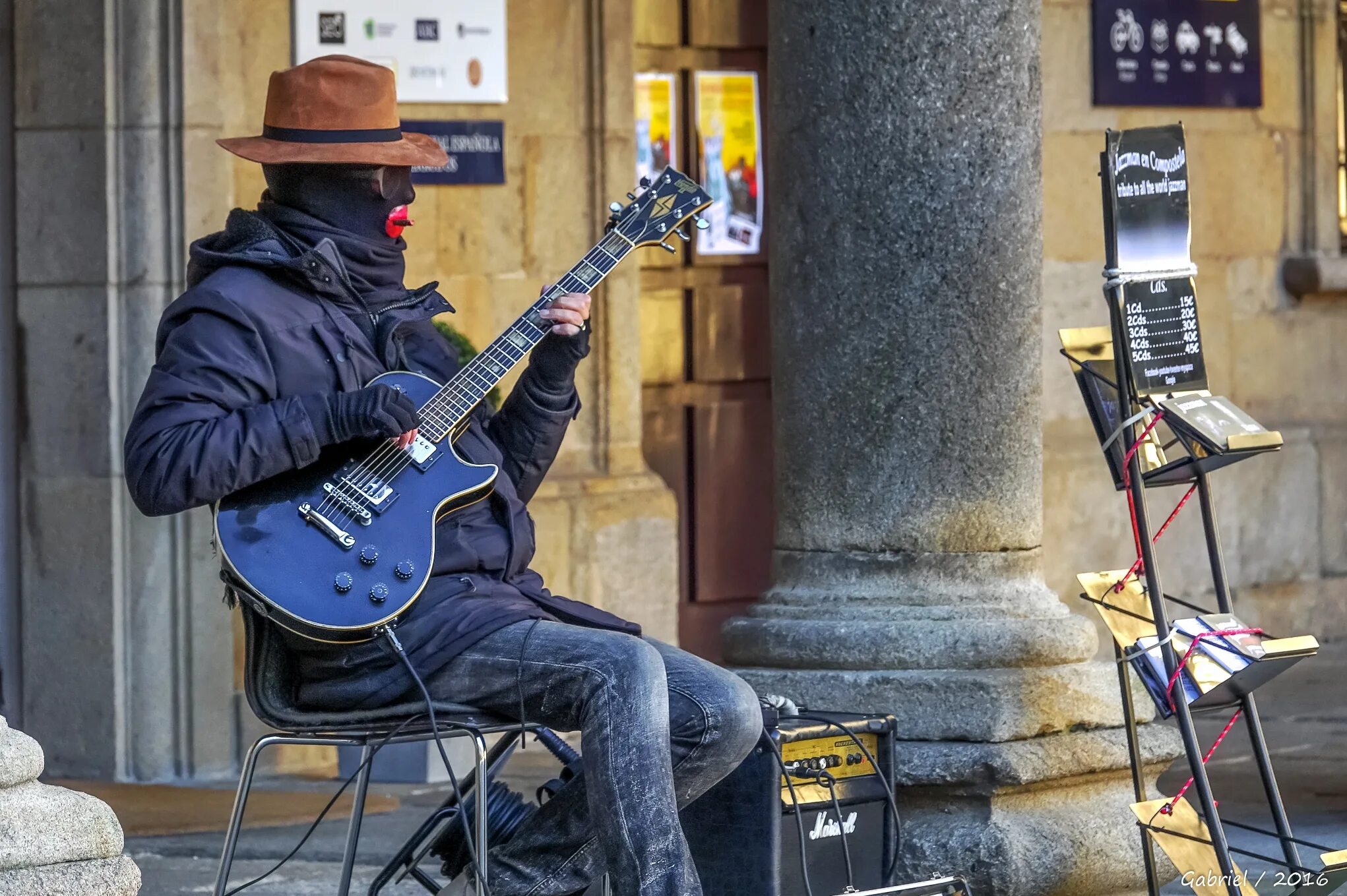 «Уличный музыкант» Street musician, Бенгт Линдстрём. Уличный гитарист. Уличный музыкант на гитаре. Гитарист на улице. Поют на гитаре на улицах