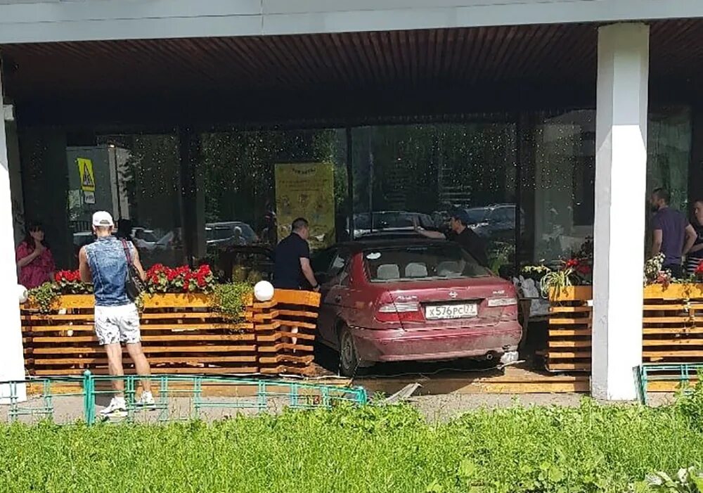 Машина въехала в кафе черемушки. Магазин валенок во всеволожске. На улице гусарова влител машина в пекарню. Машина въехала в киоск. Пермь на крохалях машина врезалась в пекарню.