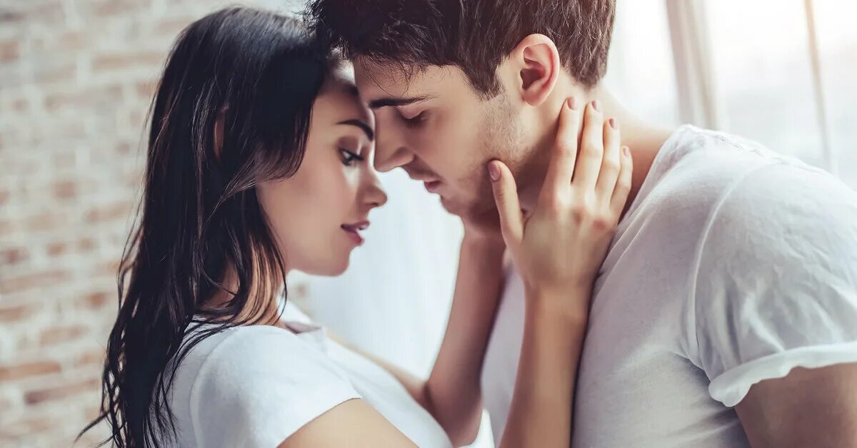 Женщина шепчет мужчине. Джерард батлер фильмы 2022. S. Влюблённый взгляд девушки. Девушка шепчет на ухо мужчине.