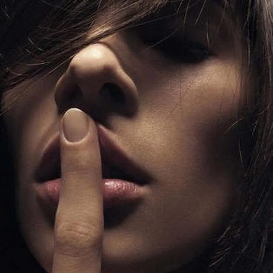 Девушка с пальцем у губ. Мужской палец на губах девушки. Палец к губам ТСС. Пальцем прикрывает губы. Пальцами по губам текст
