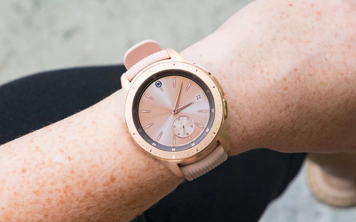 Samsung galaxy watch золото. Samsung Galaxy watch 42mm Rose Gold. Часы Samsung Galaxy watch 42mm. Samsung Galaxy watch r810. Samsung Galaxy watch 40mm Rose Gold.