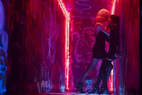 Charlize Theron and Sofia Boutella in Atomic Blonde Beijo Mulheres, Os Incr...