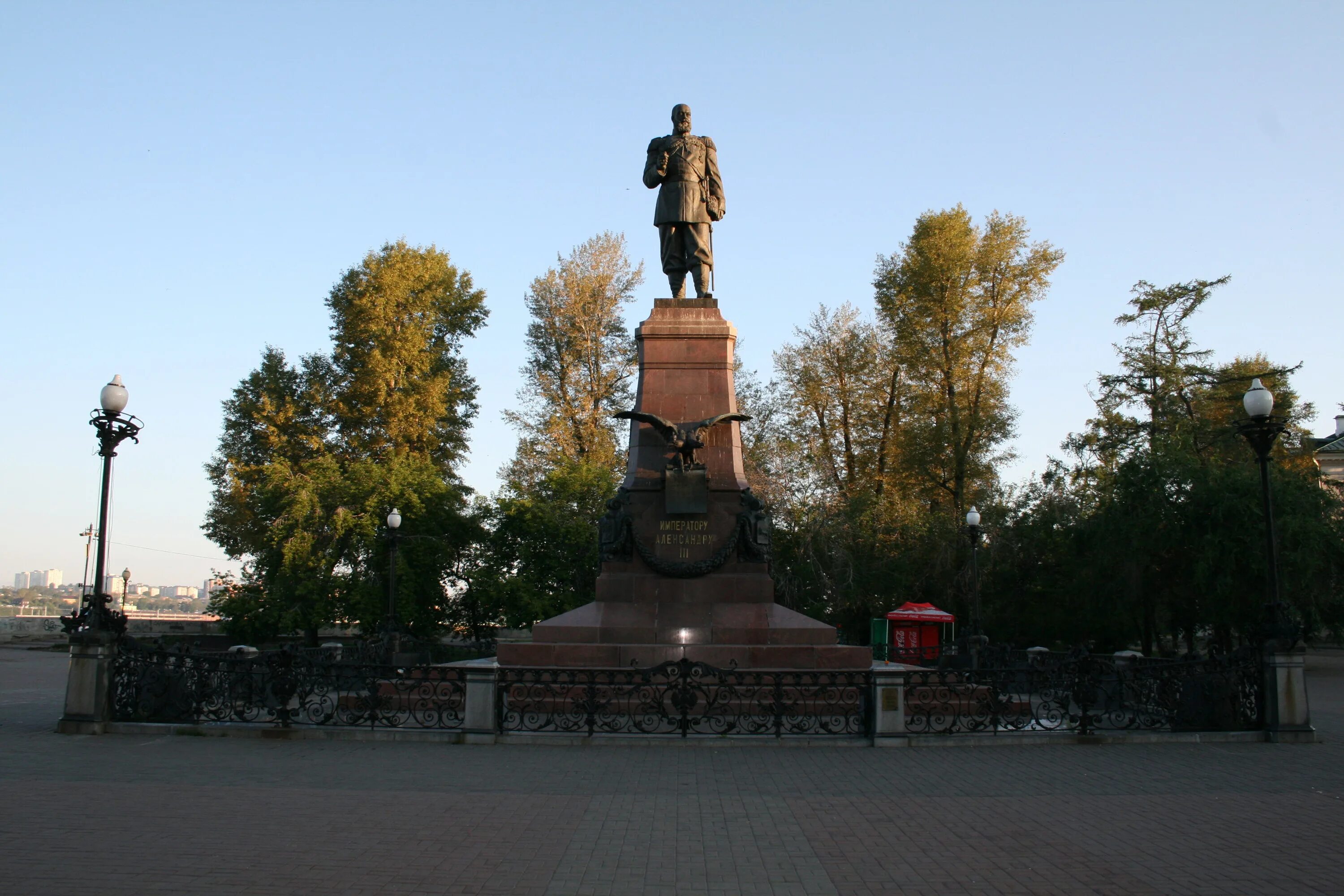 Памятник Александру III (Иркутск). Памятник императору Александру в Иркутске. Монумент маршалу Жукову Иркутск. Памятник александру в иркутске