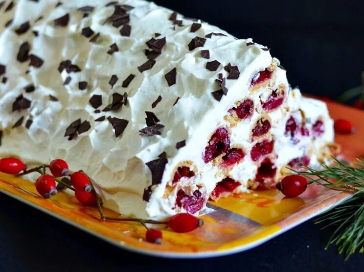 Шапка Гугуцэ торт. Десерт Монастырская изба. Дрова под снегом торт. Торт Монастырская изба с вишней.