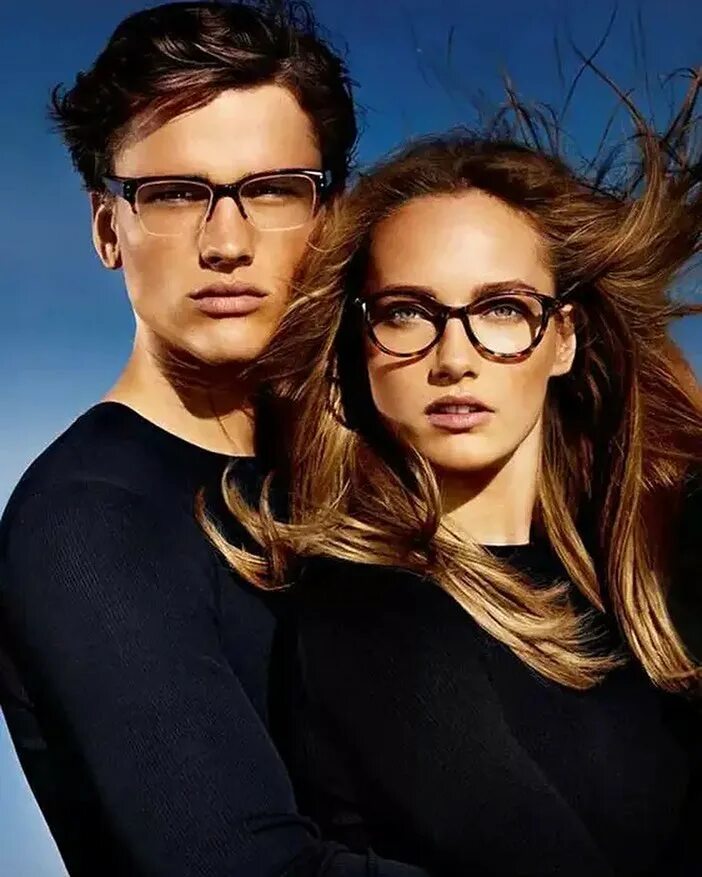 парень в женских очках. парень в женских очках. семья в очках. мужчина и женщина в очках. пара в очках для зрения.