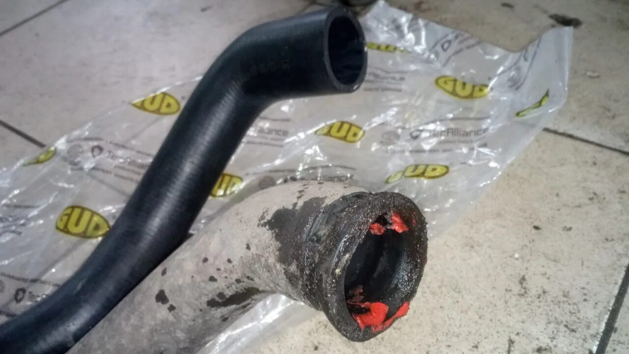 Почему сжимается патрубок радиатора. Патрубок на вольво хс90. нижний патрубок радиатора вольво s80. патрубка радиатора двигателя qsm11. патрубок радиатора нижний byd f3.