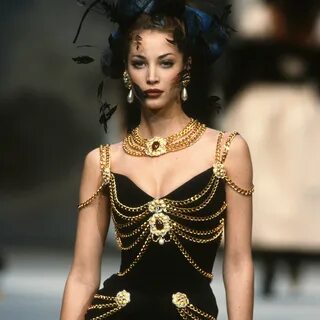 Budget-OIconic Versace Runway Looks From the 90's PHOTOS - Footwear News, iconic