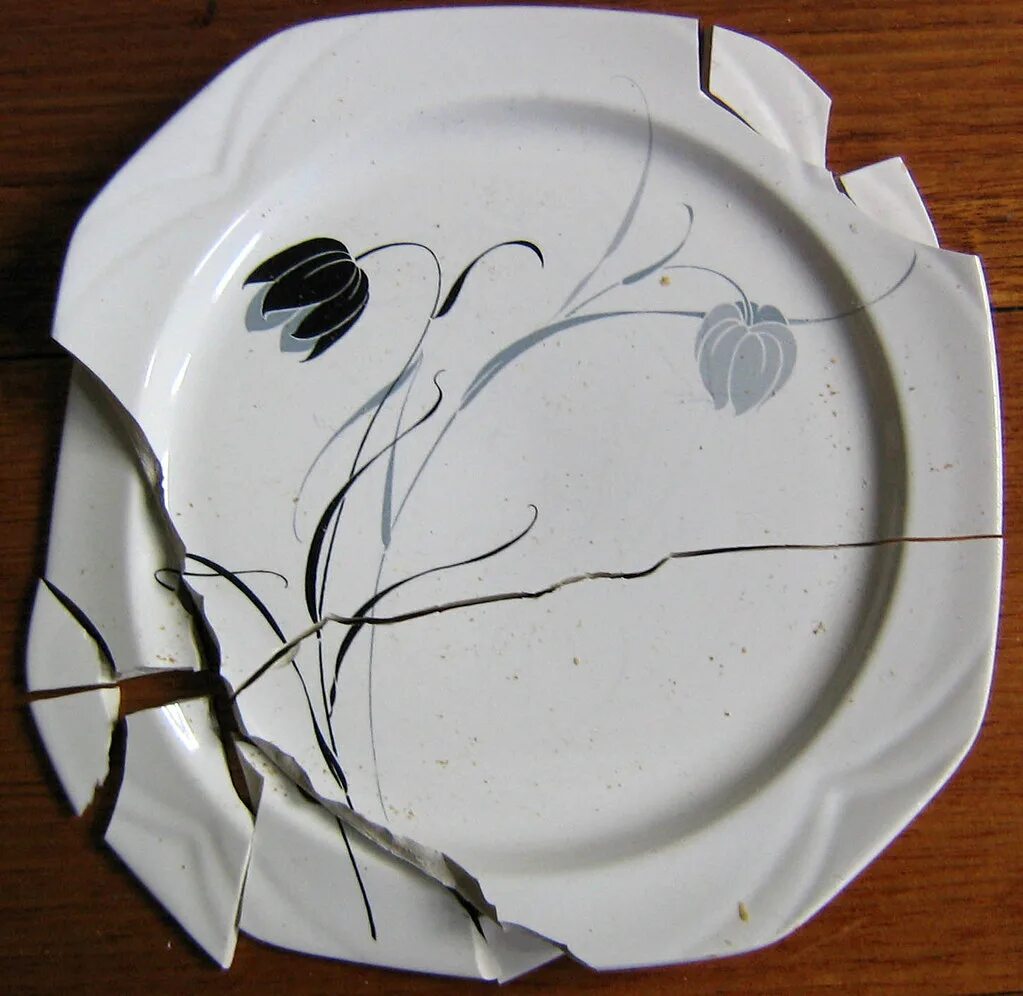 Разбитая тарелка. Разбитая посуда. Треснувшая тарелка. Разбитые тарелки.