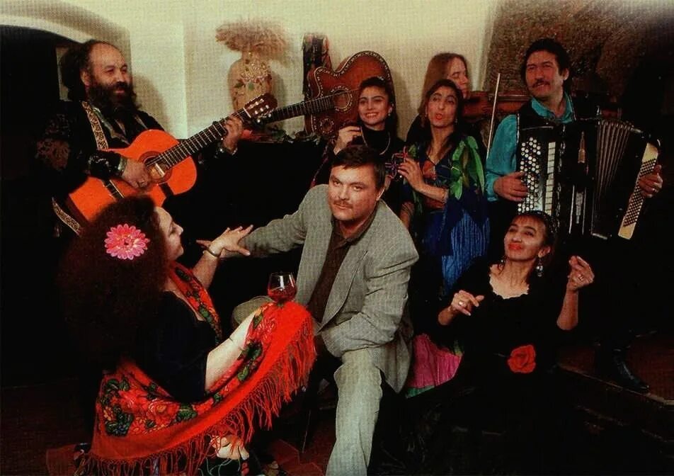 Цыганский ансамбль свэнко. Цыганочка танец. Цыганка фотосессия. Вечеринка в цыганском стиле. Цыганский ансамбль бричка.