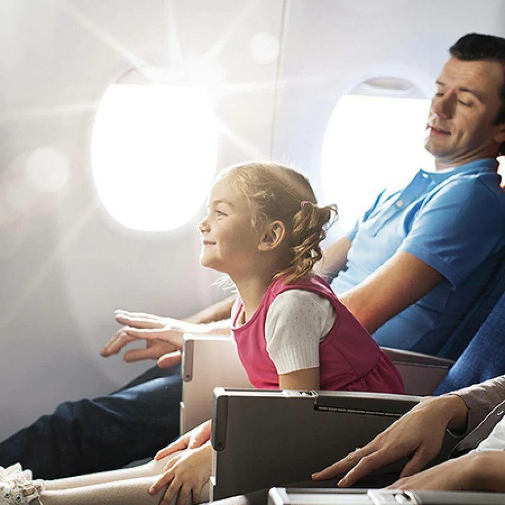 Первое путешествие за границу. Путешествие на самолете для детей. Ребенок пассажир. Пассажиры с детьми в самолете. Самолет с пассажиром.