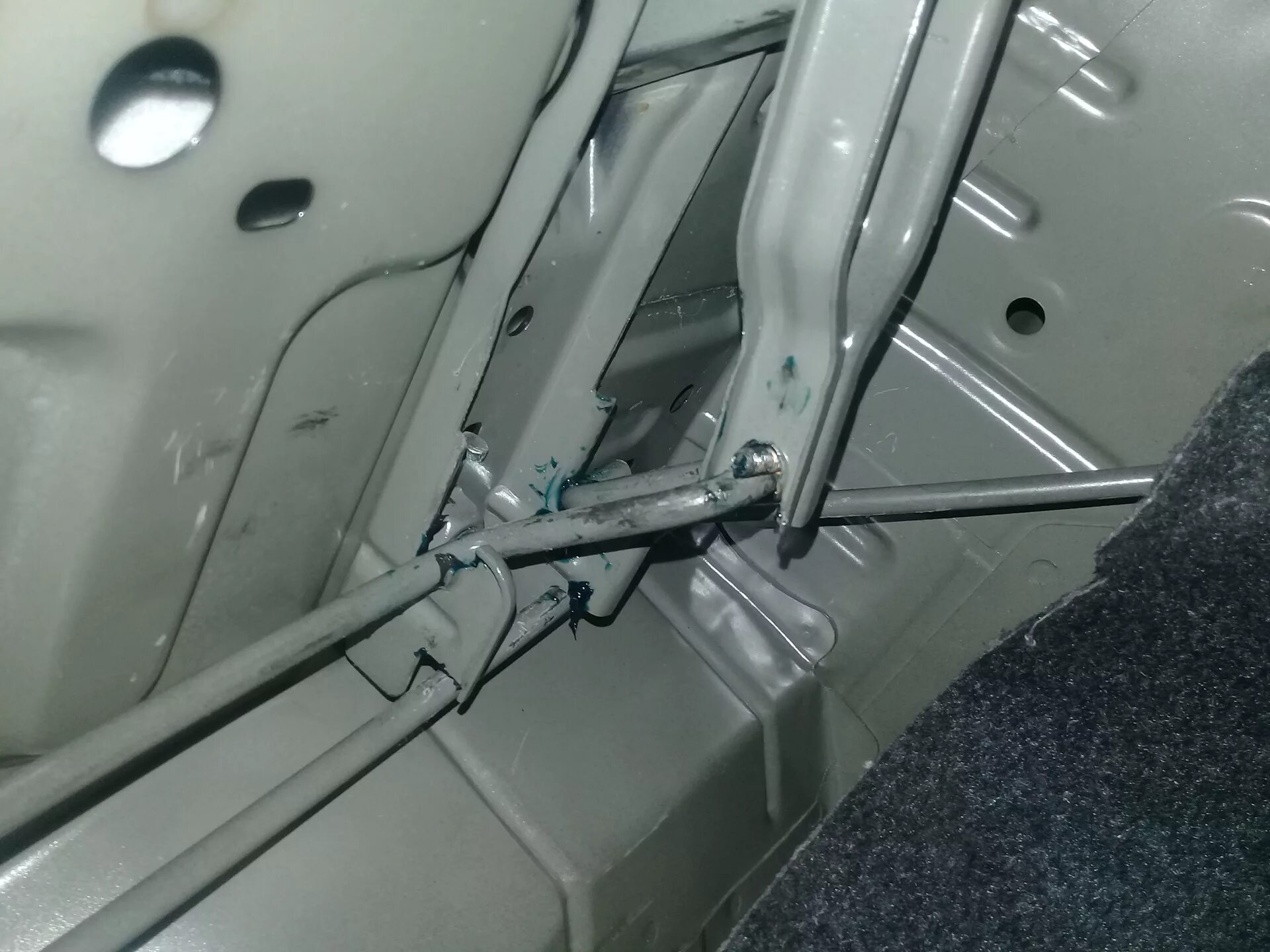 Не открывается багажник авенсис. Багажник тойота авенсис 2008. toyota avensis 2008 комплектация багажника домкрат.