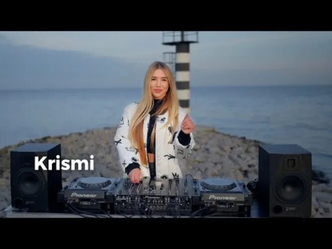 Диск диджея. Krismi dj. Фотосессия для диджея. Dj korolova 2022. Девушка диджей.