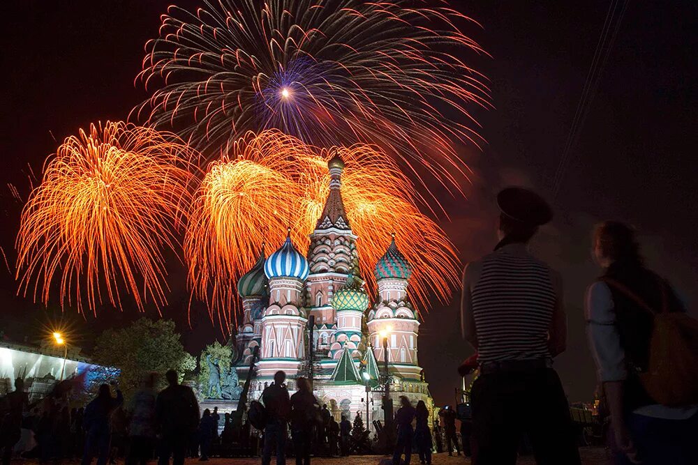 Салют 9 мая красная площадь Москва. Парад Победы на красной площади салют. Москва салют парад Победы. Салют день Победы Москва. Праздничный салют победы