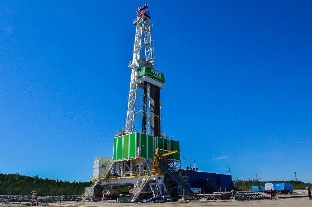 Буровые л. Буровой станок для бурения скважин газа и нефти. Буровая вышка. Буровая вышка для бурения скважин. Нефтяная буровая.