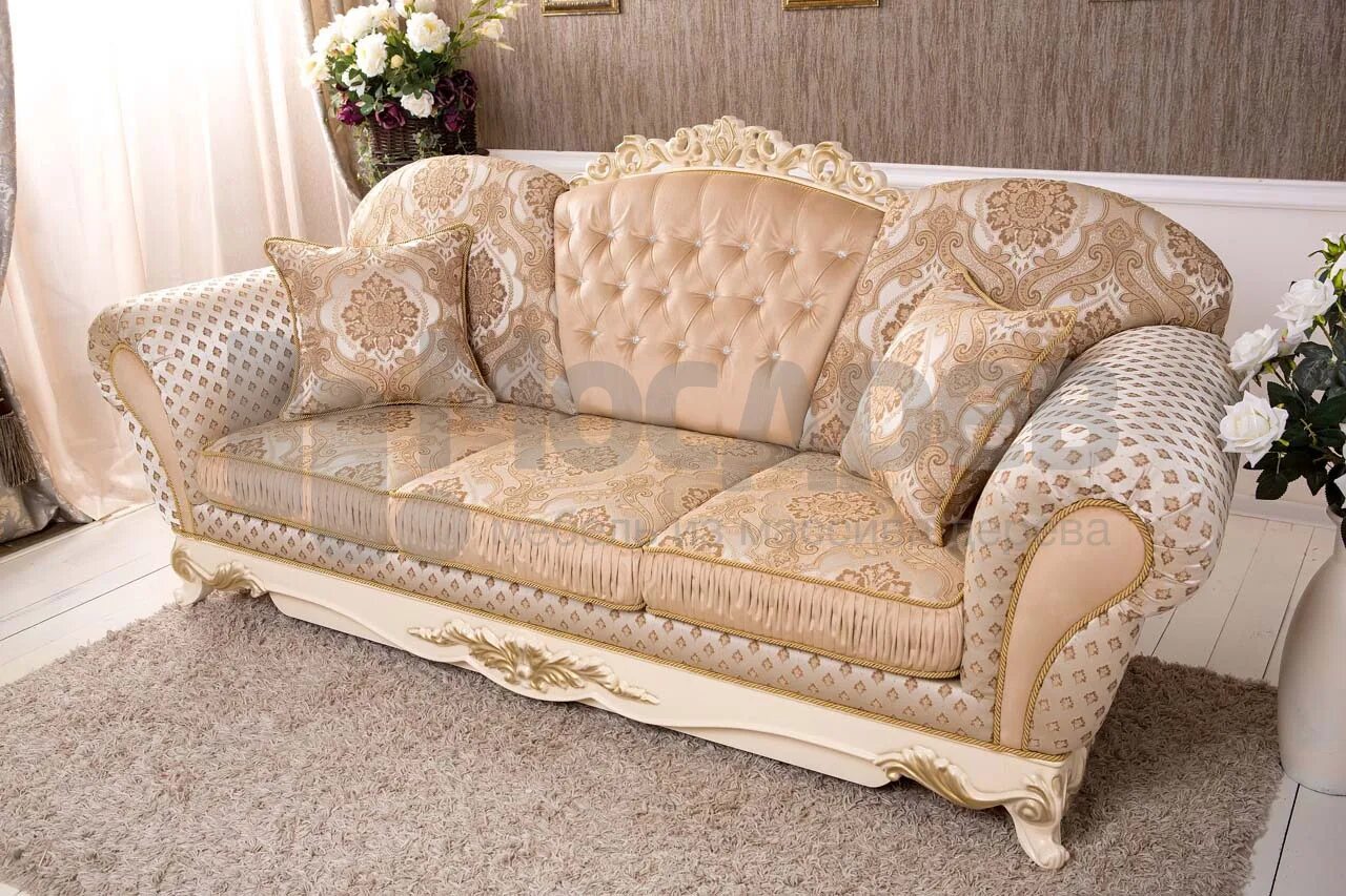Самые красивые диваны. Классическая мягкая мебель. Красивые диваны. Диван классический. Диван в классическом стиле.