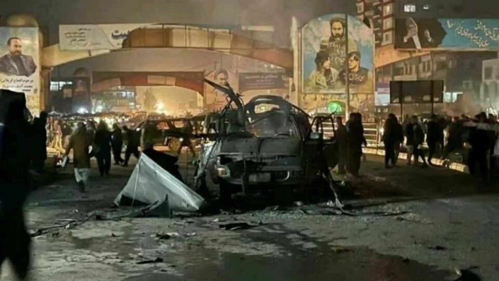 Теракт в афганистане 2024. Теракт в аэропорту Кабула (2021). Теракт в военном аэропорту Кабула. Террористы взорвали автобус.