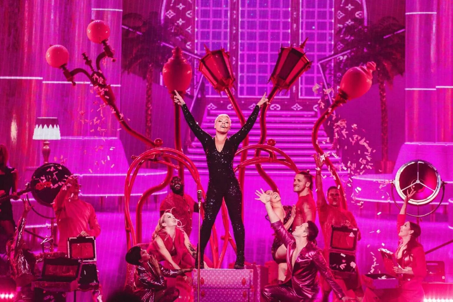 Выступление пинк. Певица пинк концерты. розовый концерт. pink &quot;funhouse&quot;. пинк концерт в сидней 2009.