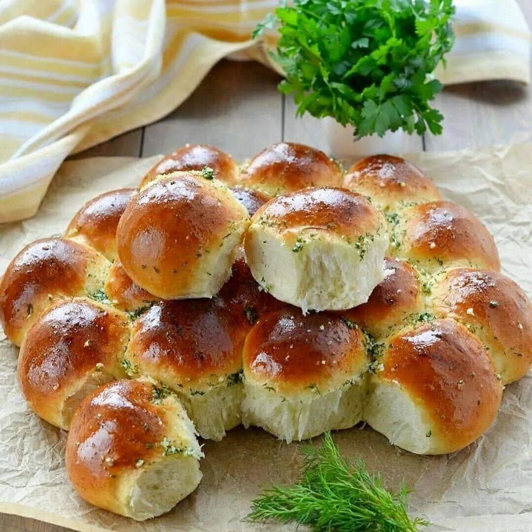 Украинские пампушки. Пампушки с чесночным соусом. Вкуснейшие пампушки с чесноком. Чесночные булочки к борщу. Вкуснейшие пампушки с чесноком.