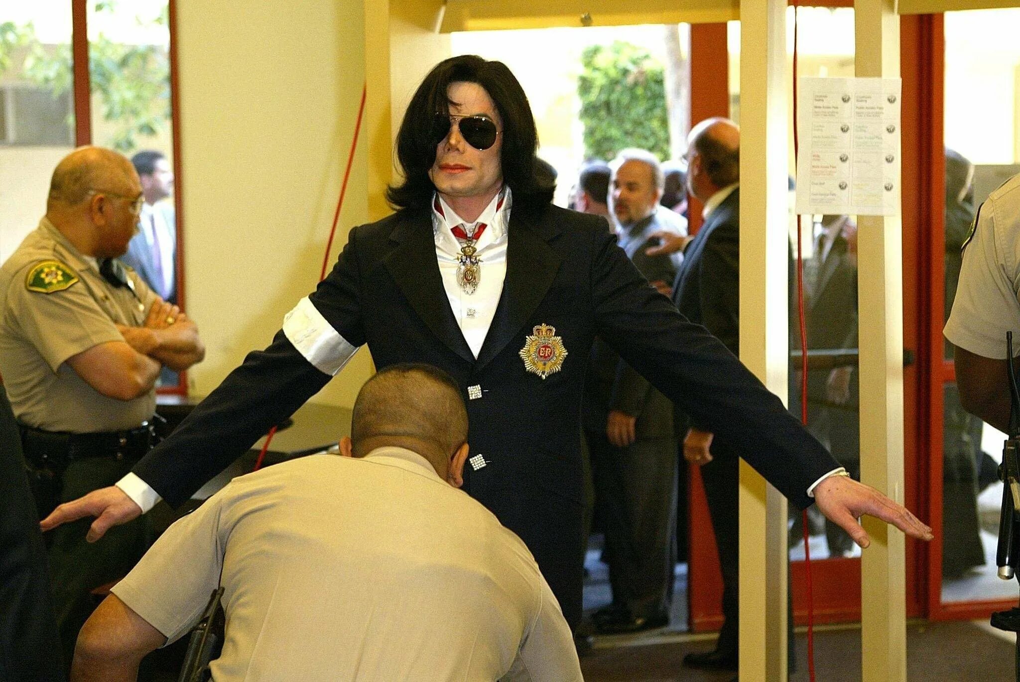Michael jackson на русском. Michael Jackson 2002 в суде. Michael Jackson 2005 суд.